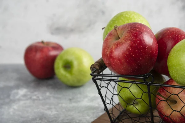金属バスケットに新鮮なおいしい緑と赤のリンゴ 高品質の写真 — ストック写真