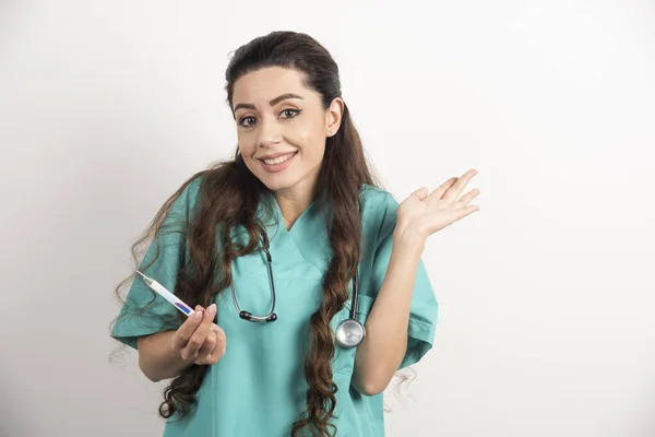Retrato Una Trabajadora Salud Sonriente Posando Con Termómetro Foto Alta — Foto de Stock