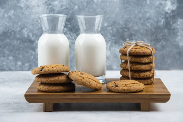 Dos Frascos Leche Con Deliciosas Galletas Foto Alta Calidad — Foto de Stock