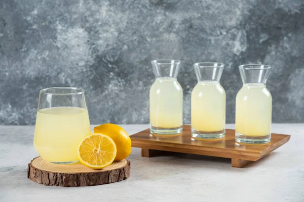 木の板に新鮮なレモンジュースのガラスカップ 高品質の写真 — ストック写真