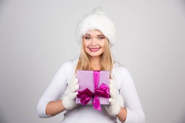 Güzel sarışın kadın hediyesini sunuyor. Yüksek kalite fotoğraf