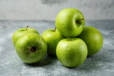 Mermer arka planda bir sürü taze elma. Yüksek kalite fotoğraf