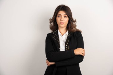 Beyaz arka planda poz veren kendinden emin bir çalışanın portresi. Yüksek kalite fotoğraf