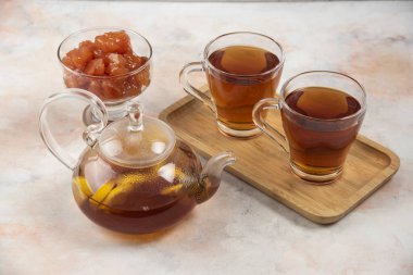 Çaydanlık ve bir fincan siyah çay ve bıldırcın reçeli tahta tabakta. Yüksek kalite fotoğraf