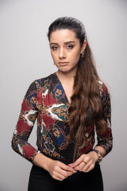 Renkli bluz giymiş güzel bir kadın depresyonda görünüyor. Yüksek kalite fotoğraf