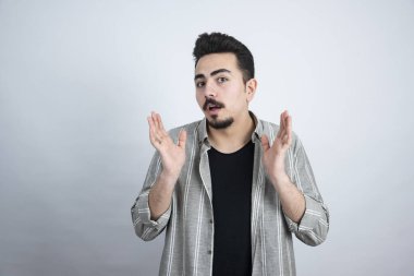 Beyaz arka planda duran yakışıklı sakallı adamın portresi. Yüksek kalite fotoğraf