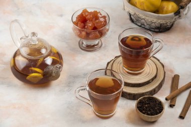 Şeffaf cam çaydanlık ve mermer zemin üzerinde reçel olan bir fincan çay. Yüksek kalite fotoğraf