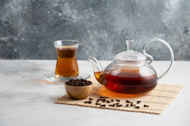 Kurutulmuş karanfil ve çaydanlık ile bir bardak çay. Yüksek kalite fotoğraf