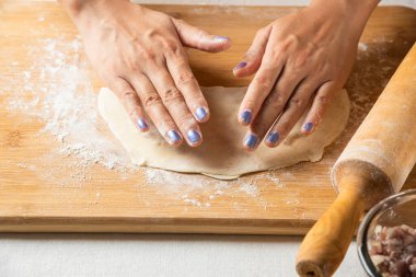 Kadın eli, Azerbaycan yemeği için hamur yapar. Yüksek kalite fotoğraf