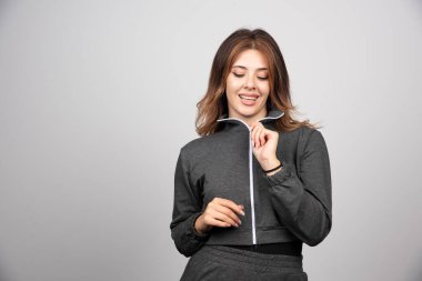 Ayakta duran ve poz veren genç bir kadın. Yüksek kalite fotoğraf