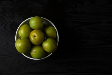 Siyah arkaplandaki yeşil elmalar. en üstteki görünüm.