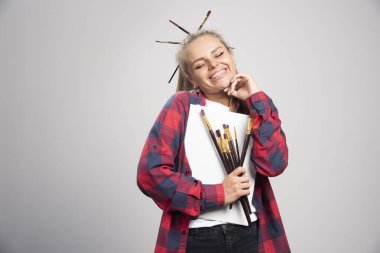 Sarışın sanatçı pozitif ve hevesli hissediyor. Yüksek kalite fotoğraf