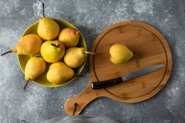 Beton zemin üzerinde sarı armutlar, üst manzara. Yüksek kalite fotoğraf