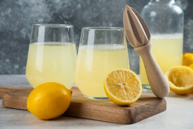 İki bardak limon suyu ve ahşap tuvalet kağıdı. Yüksek kalite fotoğraf