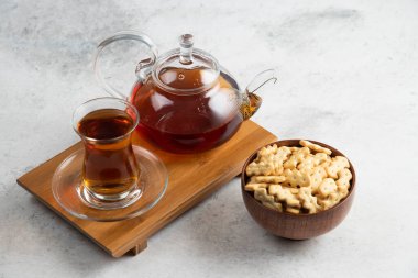 Tahta krakerle dolu bir bardak çay. Yüksek kalite fotoğraf
