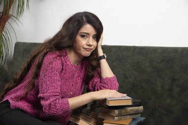 Elinde kitap tutan yorgun genç bir kadın. Yüksek kalite fotoğraf