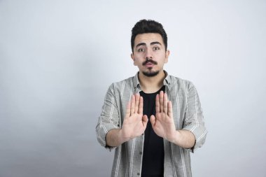 Beyaz arka planda duran yakışıklı sakallı adamın portresi. Yüksek kalite fotoğraf