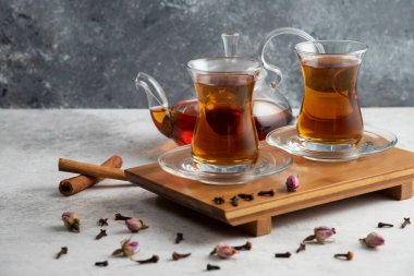 Tarçın çubuklu ve kurumuş güllü iki bardak çay. Yüksek kalite fotoğraf