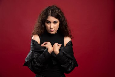 Siyah elbiseli ve makyajlı genç bir kadın. Yüksek kalite fotoğraf