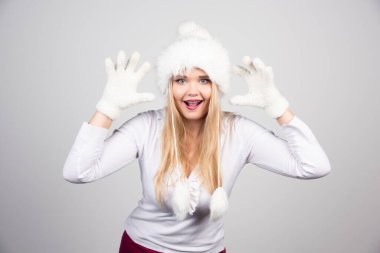 Kışlık kıyafetli sarışın kadın deli gibi davranıyor. Yüksek kalite fotoğraf