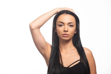 Beyaz arka planda poz veren genç bir kadının portresi. Yüksek kalite fotoğraf