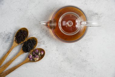 Kurumuş güllü tahta kaşıklar, bol çay ve karanfil. Yüksek kalite fotoğraf