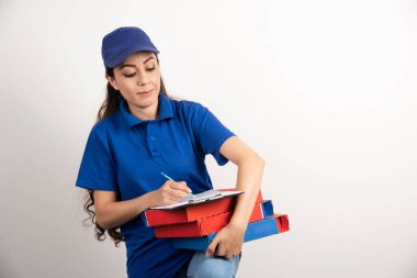 Panoya yazı yazan ve elinde pizza kartonları tutan kadın kurye.