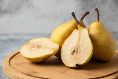 Tahtadaki yeşil armutlar. Yüksek kalite fotoğraf