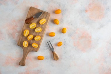 Tahtadaki kumkatların tamamını ya da yarısını görebilirsin. Yüksek kalite fotoğraf