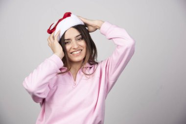 Noel Baba 'lı mutlu bir kadın kırmızı şapka takıyor. Yüksek kalite fotoğraf