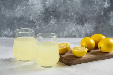 Tahtada iki bardak taze limonata. Yüksek kalite fotoğraf