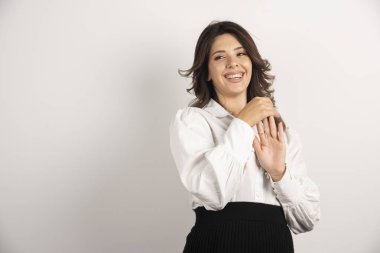 Genç çalışan gülümserken elini gösteriyor. Yüksek kalite fotoğraf