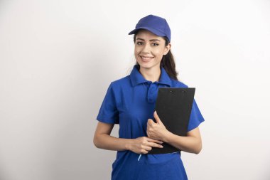 Elinde dosya olan teslimatçı bir genç kadının portresi. Yüksek kalite fotoğraf