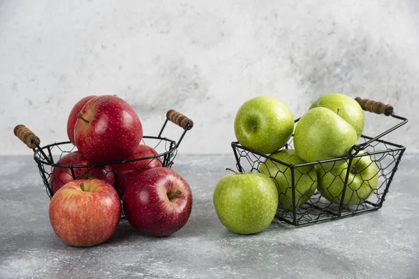 Haufen Frischer Grüner Und Roter Äpfel Metallkörben Hochwertiges Foto — Stockfoto