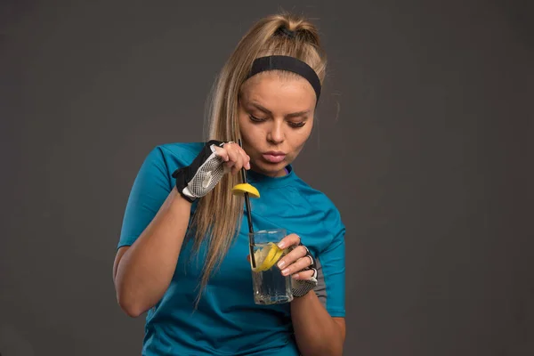 Mujer Joven Deportiva Preparando Bebida Energética Con Limón Foto Alta — Foto de Stock