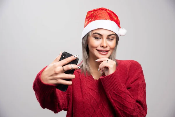 Femme Heureuse Dans Chapeau Père Noël Prenant Une Photo Elle — Photo