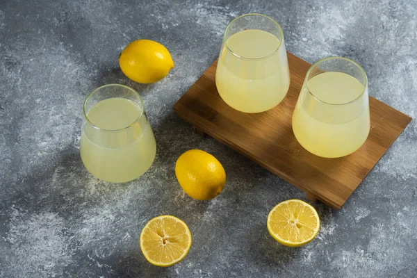 木の板にレモンジュースを入れた3杯 高品質の写真 — ストック写真