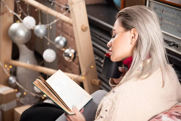 Genç Bir Kadın Oturuyor Kitap Okuyor Kahve Çay Içiyor Yüksek — Stok fotoğraf
