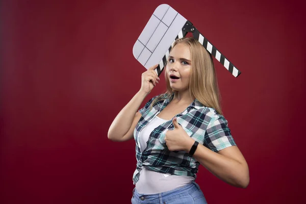 Junges Blondes Model Mit Einem Leeren Film Der Klappbrett Filmt — Stockfoto