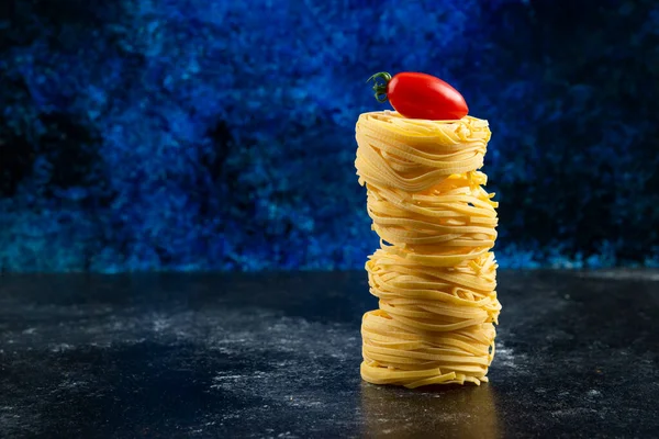 Uncooked Pasta Nests Tomato Marble Table High Quality Photo — Stock Photo, Image
