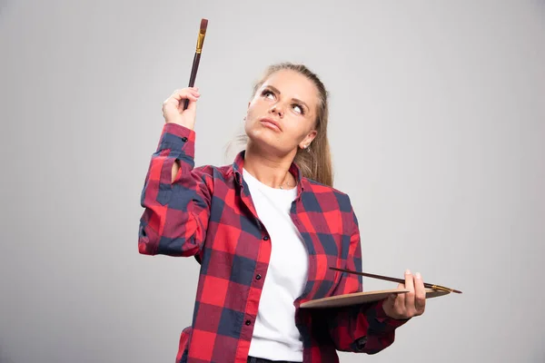 Blonde Künstlerin Malt Mit Pinsel Auf Den Boden Hochwertiges Foto — Stockfoto