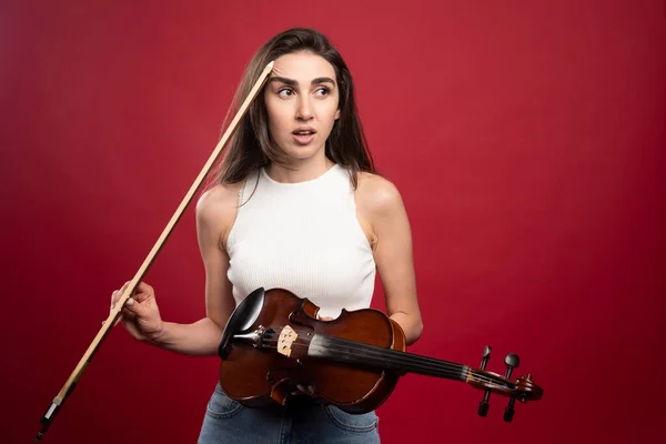 Jovem Mulher Bonita Segurando Violino Fundo Vermelho Foto Alta Qualidade — Fotografia de Stock