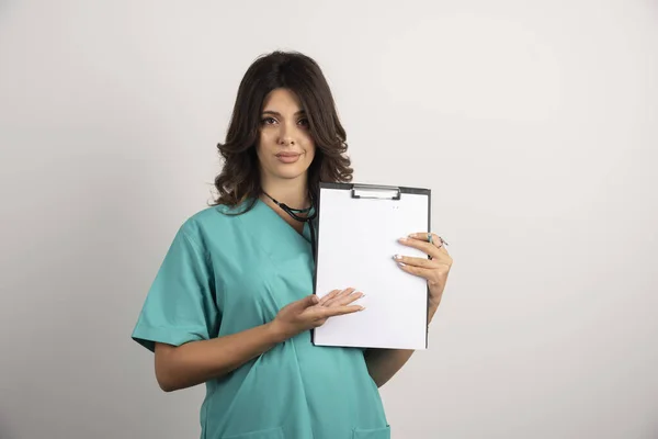 Doctora Mostrando Documentos Sobre Fondo Blanco Foto Alta Calidad — Foto de Stock