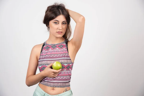 Uma Jovem Encantadora Segurando Uma Maçã Verde Fresca Foto Alta — Fotografia de Stock