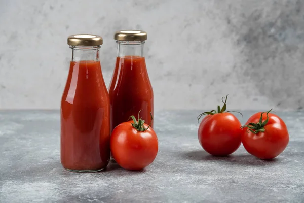 Tomatensaft Glasgläsern Auf Einem Marmorhintergrund Hochwertiges Foto — Stockfoto