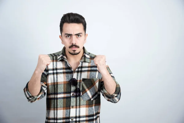 Retrato Homem Barbudo Com Óculos Mostrando Seus Punhos Sobre Parede — Fotografia de Stock