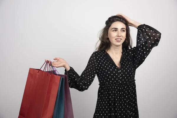 Modelo Mujer Joven Que Lleva Montón Bolsas Compra Sobre Fondo —  Fotos de Stock