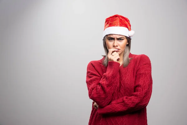 Femme Chapeau Père Noël Debout Avec Colère Sur Fond Gris — Photo