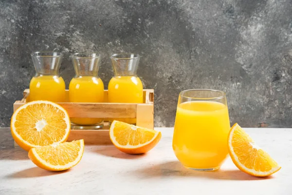 Склянка Свіжого Соку Нарізаним Апельсином Високоякісна Фотографія — стокове фото
