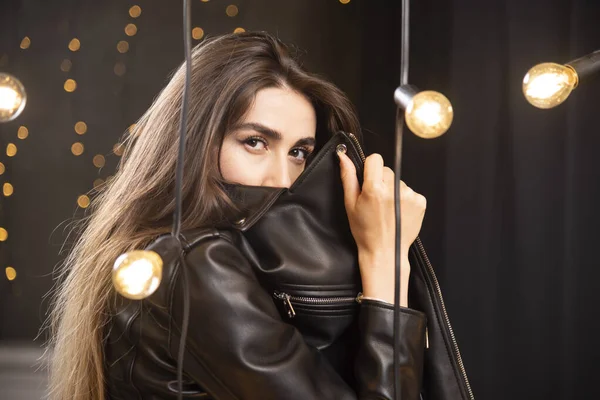 Retrato Belo Modelo Jovem Jaqueta Couro Preto Posando Perto Lâmpadas — Fotografia de Stock